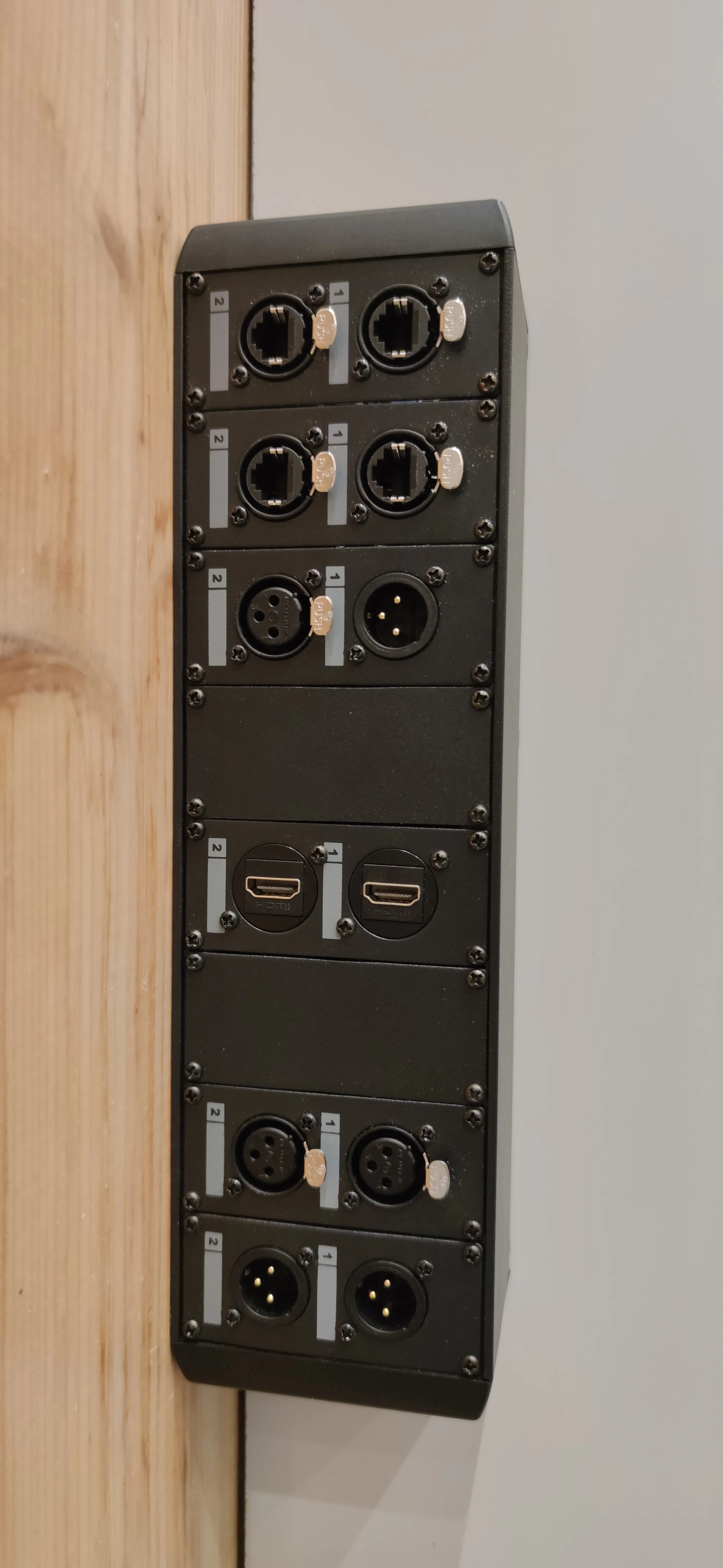 Anslutningspanel vid AV-rack i Minnebergsskolans aula